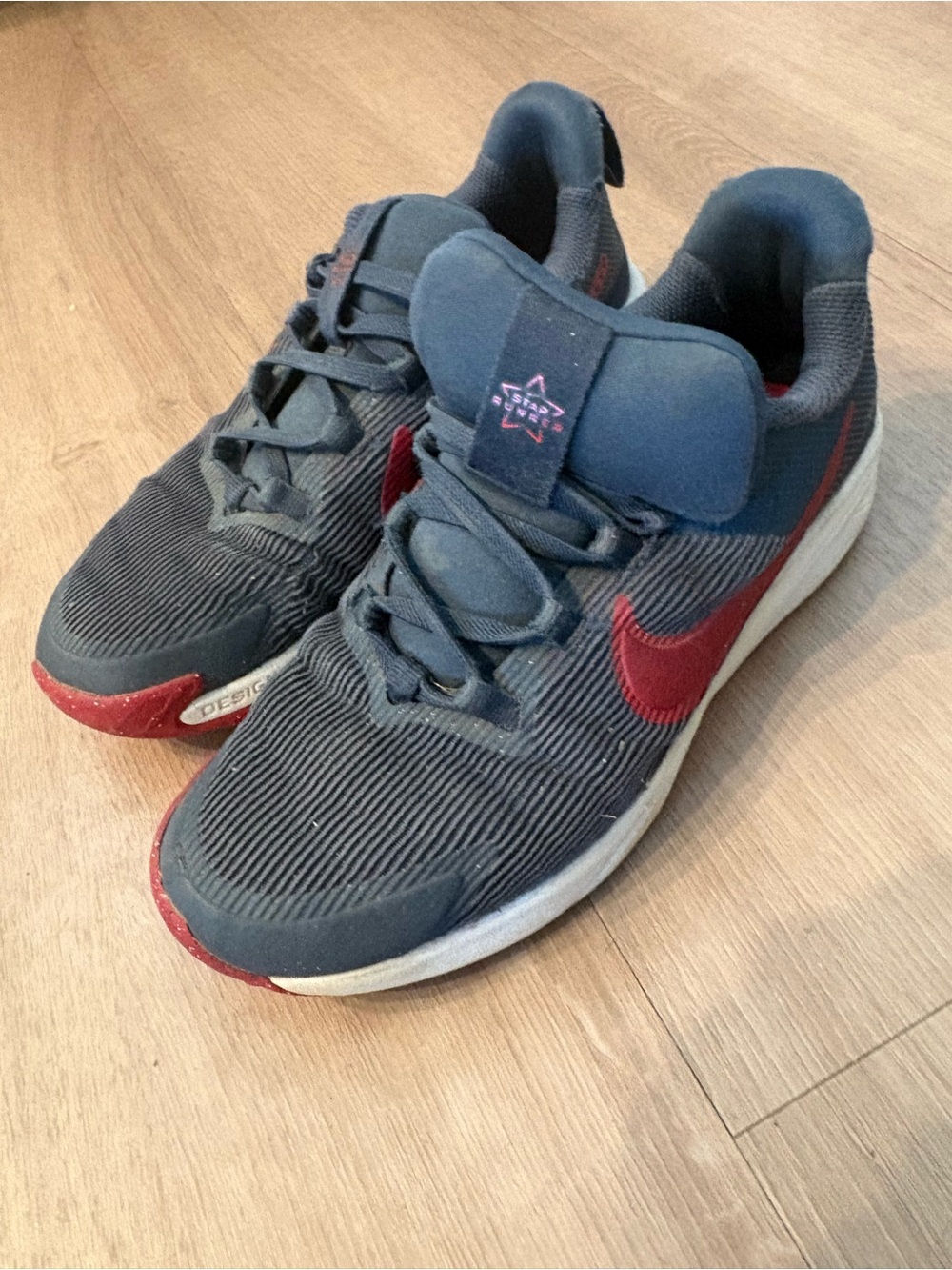 Nike Boys Navy and Red Star Runner Low-Top Sneakers